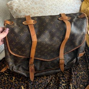 Louis Vuitton Saumur 43 Shoulder Bag